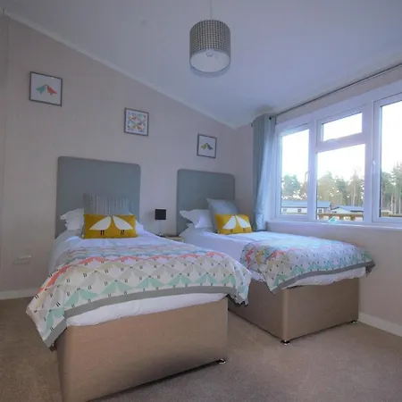 Hollicarrs - Long Lane Lodge *