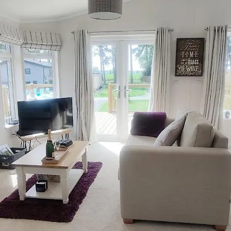 Hollicarrs - Long Lane Lodge *