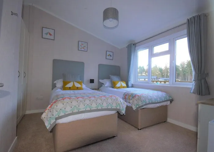 Hollicarrs - Long Lane Lodge *